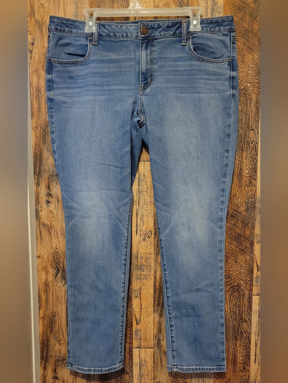 American Eagle Outfitters Light Wash Skinny Jeans